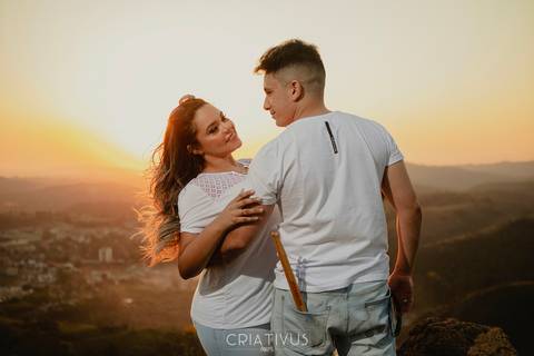Inspiração e ideias criativas  ensaio fotográfico pré casamento de casal no Morro do Capuava-Pirapora do Bom Jesus'
