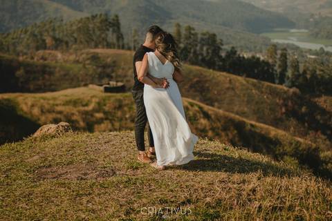 Inspiração e ideias criativas  ensaio fotográfico pré casamento de casal no Morro do Capuava-Pirapora do Bom Jesus'