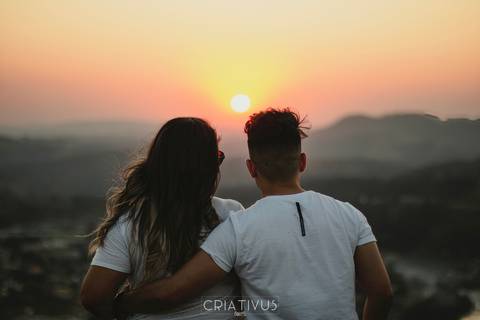 Inspiração e ideias criativas  ensaio fotográfico pré casamento de casal no Morro do Capuava-Pirapora do Bom Jesus'
