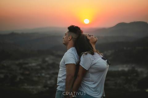 Inspiração e ideias criativas  ensaio fotográfico pré casamento de casal no Morro do Capuava-Pirapora do Bom Jesus'