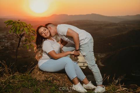 Inspiração e ideias criativas  ensaio fotográfico pré casamento de casal no Morro do Capuava-Pirapora do Bom Jesus'