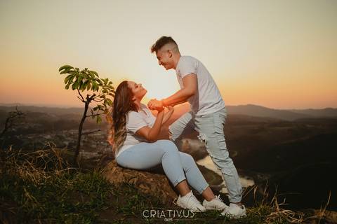 Inspiração e ideias criativas  ensaio fotográfico pré casamento de casal no Morro do Capuava-Pirapora do Bom Jesus'
