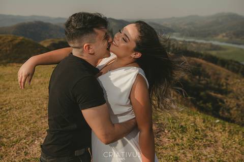 Inspiração e ideias criativas  ensaio fotográfico pré casamento de casal no Morro do Capuava-Pirapora do Bom Jesus'