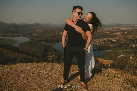 Inspiração e ideias criativas  ensaio fotográfico pré casamento de casal no Morro do Capuava-Pirapora do Bom Jesus'