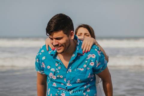 Inspiração e ideias criativas  ensaio fotográfico pré casamento de casal na Praia do Iporanga - Guarujá - SP'