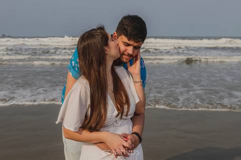 Inspiração e ideias criativas  ensaio fotográfico pré casamento de casal na Praia do Iporanga - Guarujá - SP'