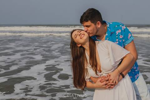 Inspiração e ideias criativas  ensaio fotográfico pré casamento de casal na Praia do Iporanga - Guarujá - SP'