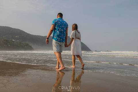 Inspiração e ideias criativas  ensaio fotográfico pré casamento de casal na Praia do Iporanga - Guarujá - SP'