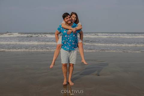Inspiração e ideias criativas  ensaio fotográfico pré casamento de casal na Praia do Iporanga - Guarujá - SP'