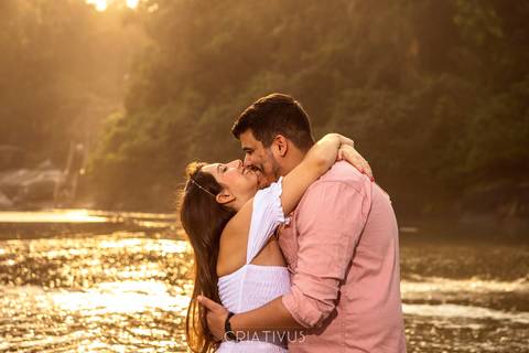 Inspiração e ideias criativas  ensaio fotográfico pré casamento de casal na Praia do Iporanga - Guarujá - SP'