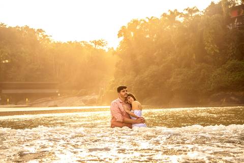 Inspiração e ideias criativas  ensaio fotográfico pré casamento de casal na Praia do Iporanga - Guarujá - SP'