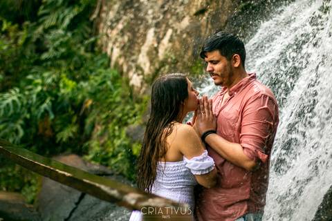 Inspiração e ideias criativas  ensaio fotográfico pré casamento de casal na Praia do Iporanga - Guarujá - SP'