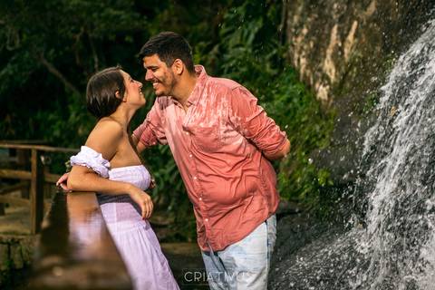 Inspiração e ideias criativas  ensaio fotográfico pré casamento de casal na Praia do Iporanga - Guarujá - SP'