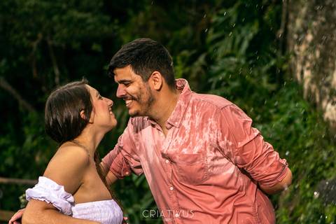Inspiração e ideias criativas  ensaio fotográfico pré casamento de casal na Praia do Iporanga - Guarujá - SP'