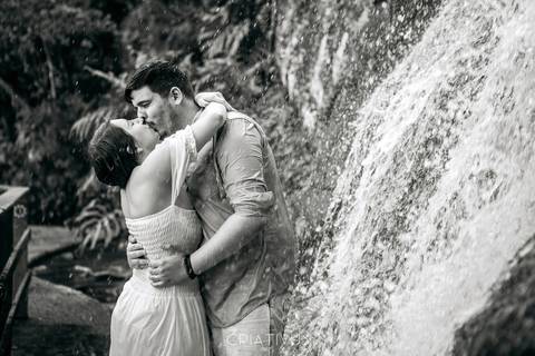 Inspiração e ideias criativas  ensaio fotográfico pré casamento de casal na Praia do Iporanga - Guarujá - SP'