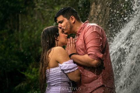 Inspiração e ideias criativas  ensaio fotográfico pré casamento de casal na Praia do Iporanga - Guarujá - SP'