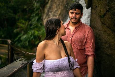 Inspiração e ideias criativas  ensaio fotográfico pré casamento de casal na Praia do Iporanga - Guarujá - SP'