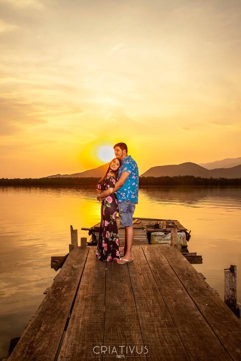 Inspiração e ideias criativas  ensaio fotográfico pré casamento de casal na Cais de pesca artesanal'