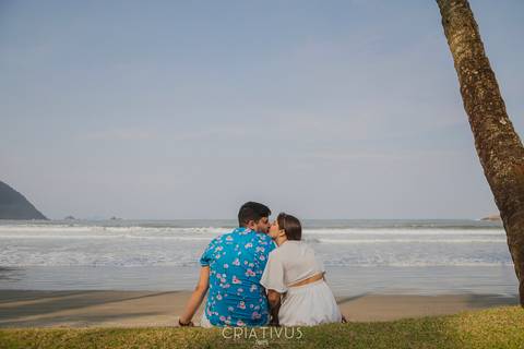 Inspiração e ideias criativas  ensaio fotográfico pré casamento de casal na Praia do Iporanga - Guarujá - SP'