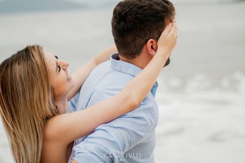 Inspiração e ideias criativas  ensaio fotográfico pré casamento de casal na Praia de São Pedro 
'