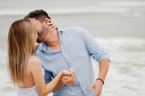 Inspiração e ideias criativas  ensaio fotográfico pré casamento de casal na Praia de São Pedro 
'