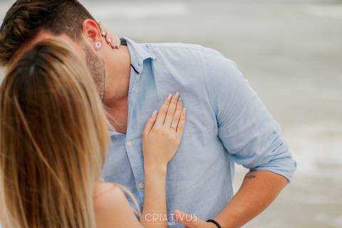 Inspiração e ideias criativas  ensaio fotográfico pré casamento de casal na Praia de São Pedro 
'