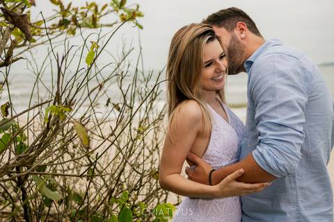 Inspiração e ideias criativas  ensaio fotográfico pré casamento de casal na Praia de São Pedro 
'