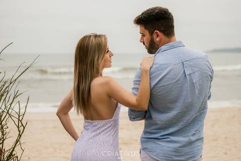 Inspiração e ideias criativas  ensaio fotográfico pré casamento de casal na Praia de São Pedro 
'
