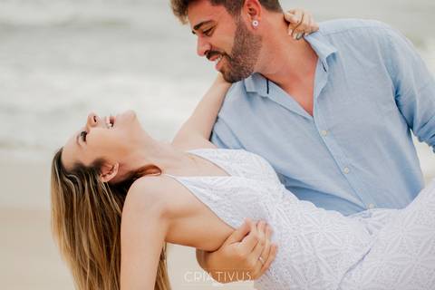 Inspiração e ideias criativas  ensaio fotográfico pré casamento de casal na Praia de São Pedro 
'