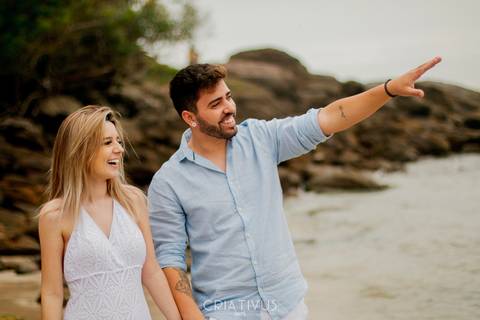 Inspiração e ideias criativas  ensaio fotográfico pré casamento de casal na Praia de São Pedro 
'