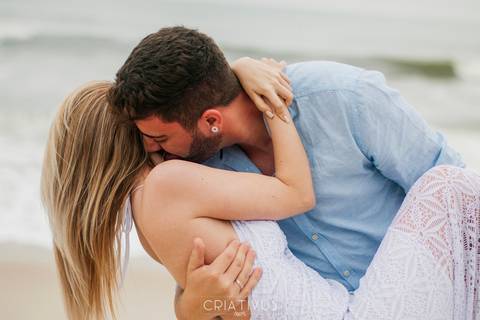 Inspiração e ideias criativas  ensaio fotográfico pré casamento de casal na Praia de São Pedro 
'