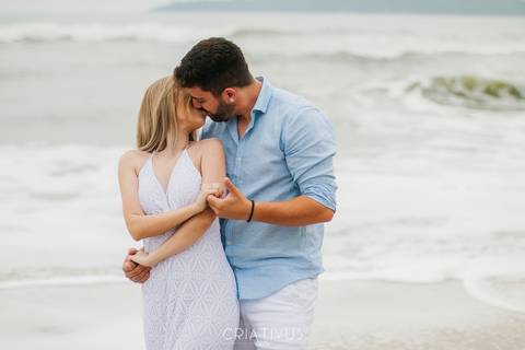 Inspiração e ideias criativas  ensaio fotográfico pré casamento de casal na Praia de São Pedro 
'