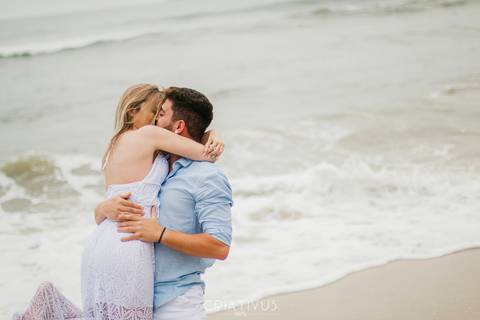 Inspiração e ideias criativas  ensaio fotográfico pré casamento de casal na Praia de São Pedro 
'