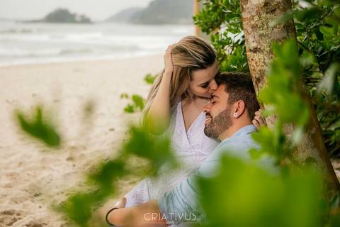 Inspiração e ideias criativas  ensaio fotográfico pré casamento de casal na Praia de São Pedro 
'