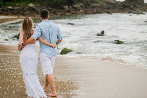 Inspiração e ideias criativas  ensaio fotográfico pré casamento de casal na Praia de São Pedro 
'
