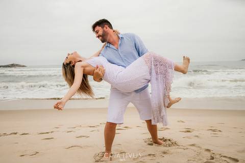 Inspiração e ideias criativas  ensaio fotográfico pré casamento de casal na Praia de São Pedro 
'
