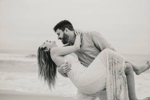 Inspiração e ideias criativas  ensaio fotográfico pré casamento de casal na Praia de São Pedro 
'