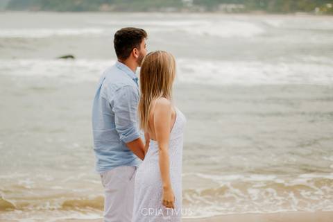 Inspiração e ideias criativas  ensaio fotográfico pré casamento de casal na Praia de São Pedro 
'