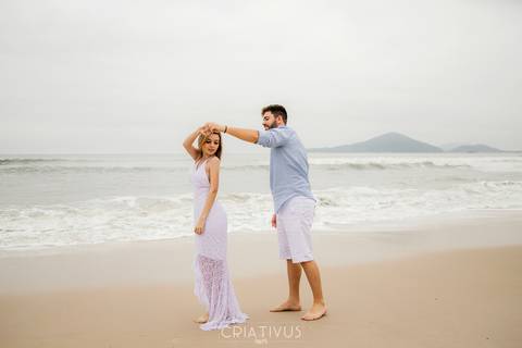 Inspiração e ideias criativas  ensaio fotográfico pré casamento de casal na Praia de São Pedro 
'