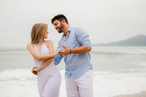 Inspiração e ideias criativas  ensaio fotográfico pré casamento de casal na Praia de São Pedro 
'