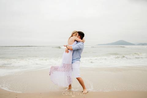 Inspiração e ideias criativas  ensaio fotográfico pré casamento de casal na Praia de São Pedro 
'
