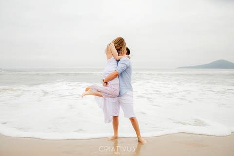 Inspiração e ideias criativas  ensaio fotográfico pré casamento de casal na Praia de São Pedro 
'