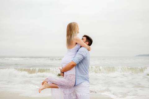Inspiração e ideias criativas  ensaio fotográfico pré casamento de casal na Praia de São Pedro 
'