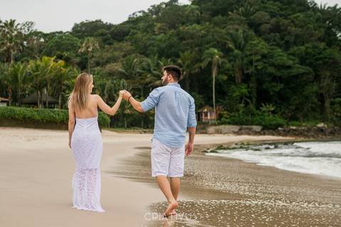 Inspiração e ideias criativas  ensaio fotográfico pré casamento de casal na Praia de São Pedro 
'
