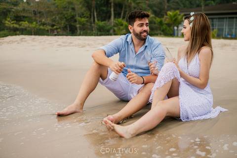 Inspiração e ideias criativas  ensaio fotográfico pré casamento de casal na Praia de São Pedro 
'