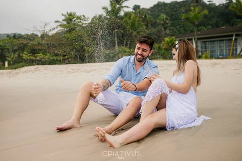 Inspiração e ideias criativas  ensaio fotográfico pré casamento de casal na Praia de São Pedro 
'