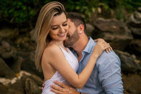 Inspiração e ideias criativas  ensaio fotográfico pré casamento de casal na Praia de São Pedro 
'