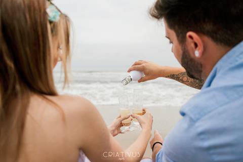 Inspiração e ideias criativas  ensaio fotográfico pré casamento de casal na Praia de São Pedro 
'