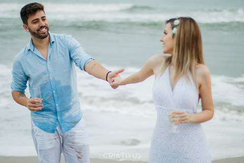 Inspiração e ideias criativas  ensaio fotográfico pré casamento de casal na Praia de São Pedro 
'