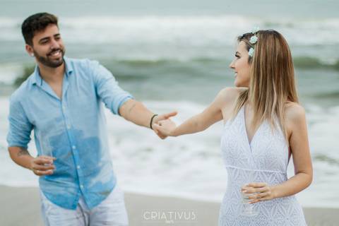 Inspiração e ideias criativas  ensaio fotográfico pré casamento de casal na Praia de São Pedro 
'